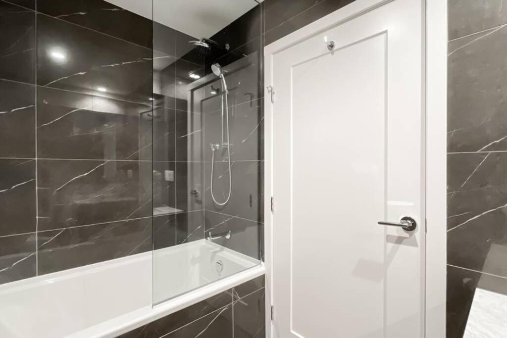 Spacious New Apartment With Working Space@Oakridge Vancouver Zewnętrze zdjęcie