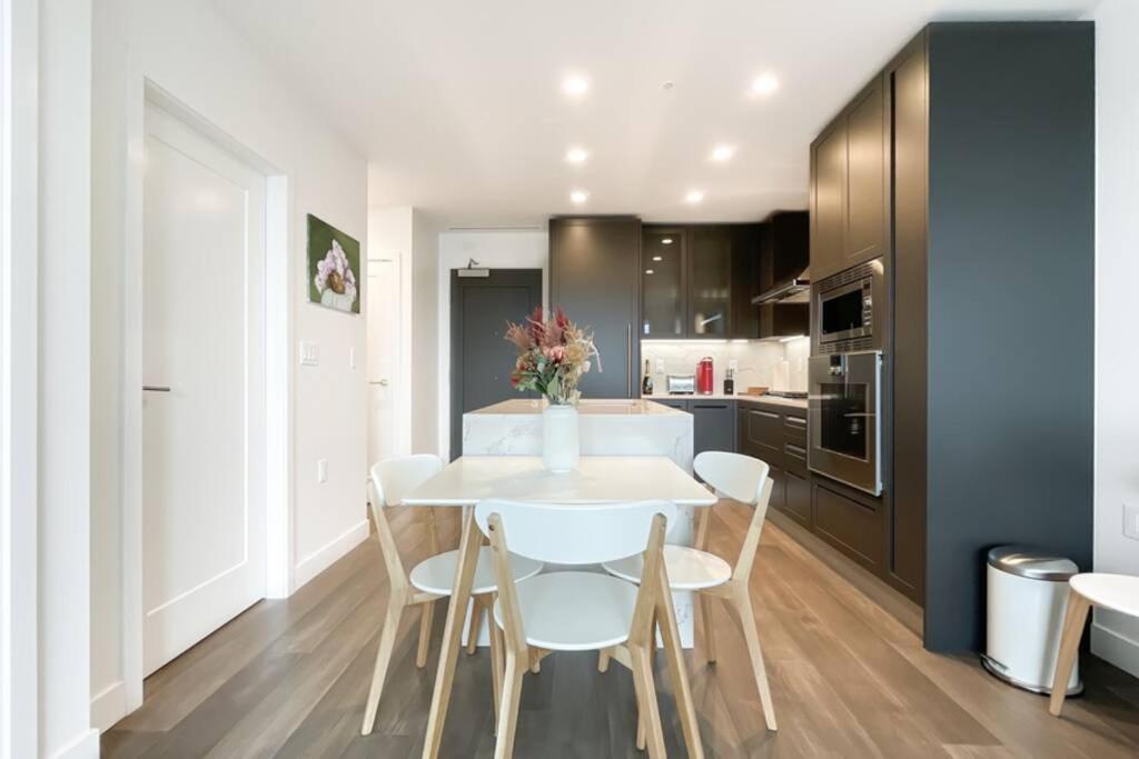 Spacious New Apartment With Working Space@Oakridge Vancouver Zewnętrze zdjęcie