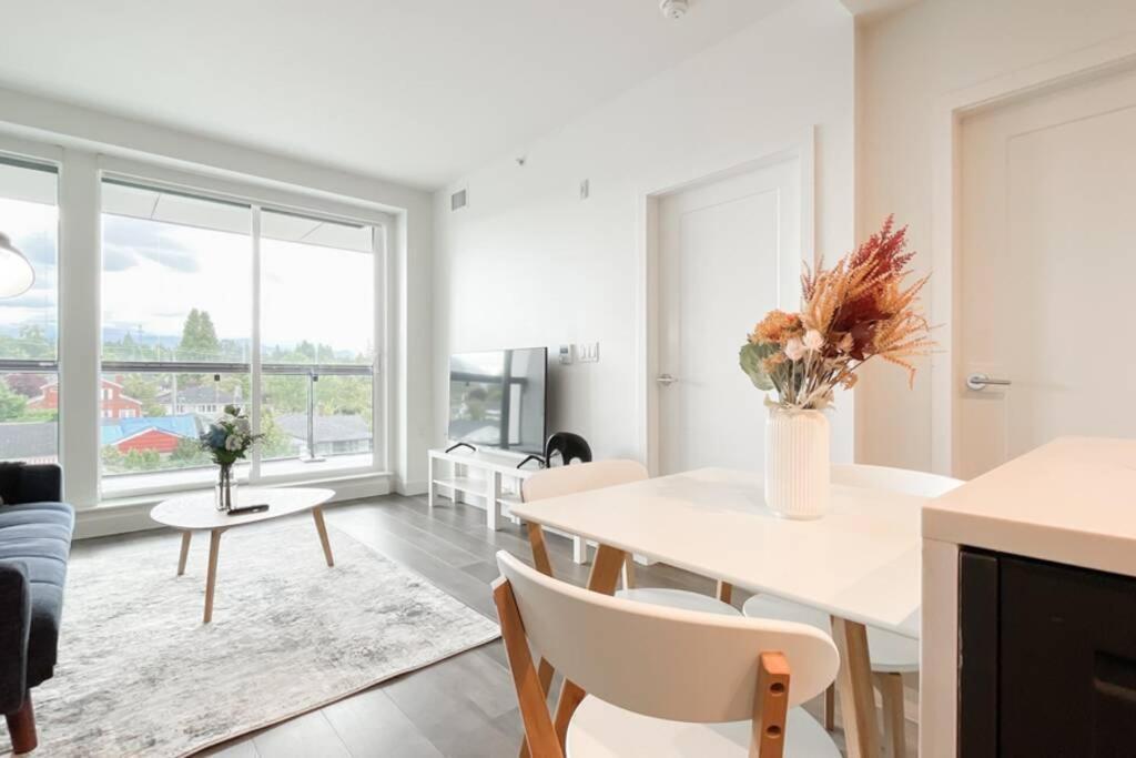 Spacious New Apartment With Working Space@Oakridge Vancouver Zewnętrze zdjęcie